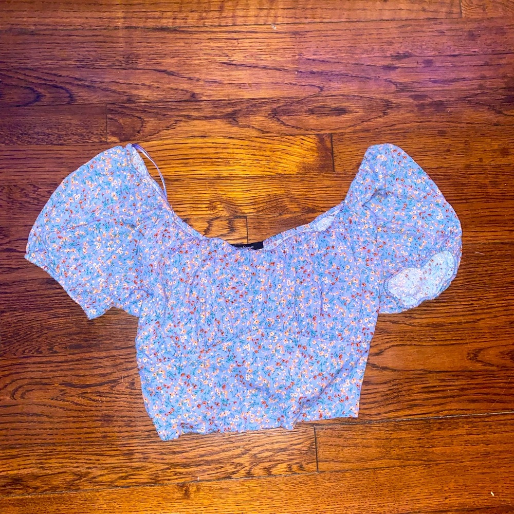Cute baby blue with flowers crop top! With puffy shoulders